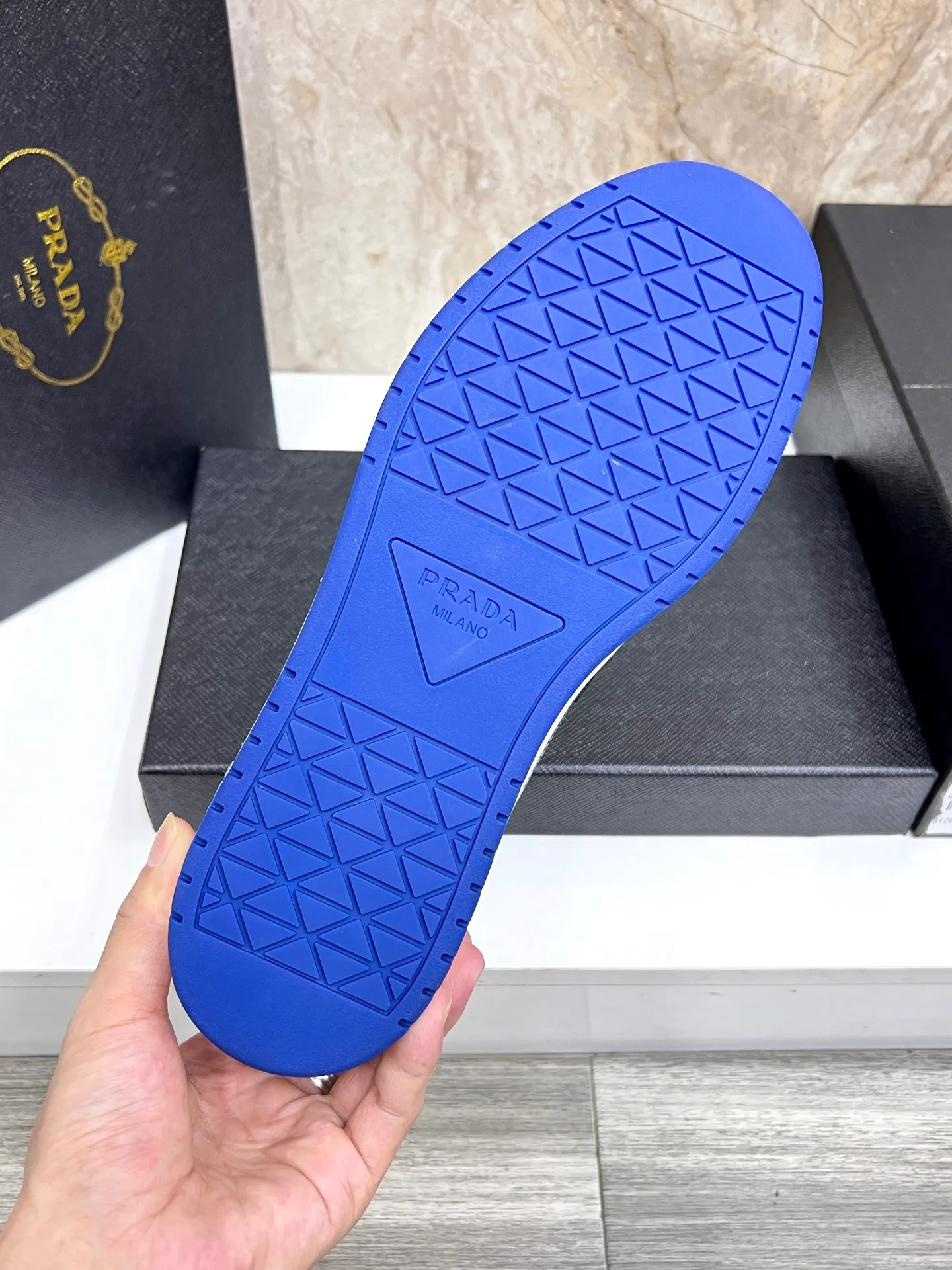 💰620 Prada classic men’s lace-up casual shoes｜Imported cowhide upper｜Layered stitching design on the upper Lightweight and breathable｜Soft and comfortable｜PRADA letters on the side｜Distinctive sporty style Showing the brand style｜Lightweight embossed rubber sole｜With cowhide foot pad lining｜Excellent foot feel Fashionable and elegant｜Size: 38-44 (customized at 45)